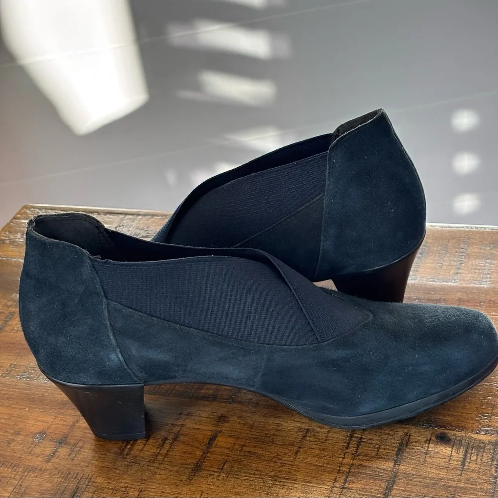 Munro Francee Slip on Ankle Bootie in Navy Suede Size 6